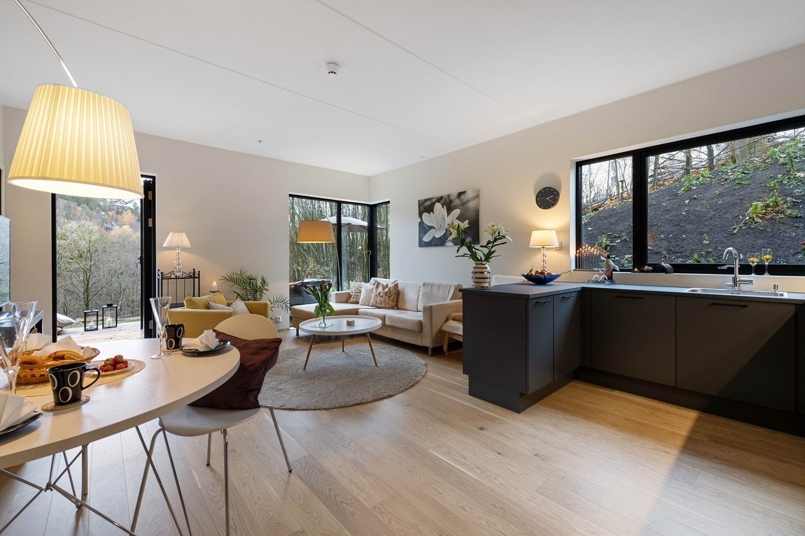 Åpen kjøkkenløsning mot stue Galleribilde