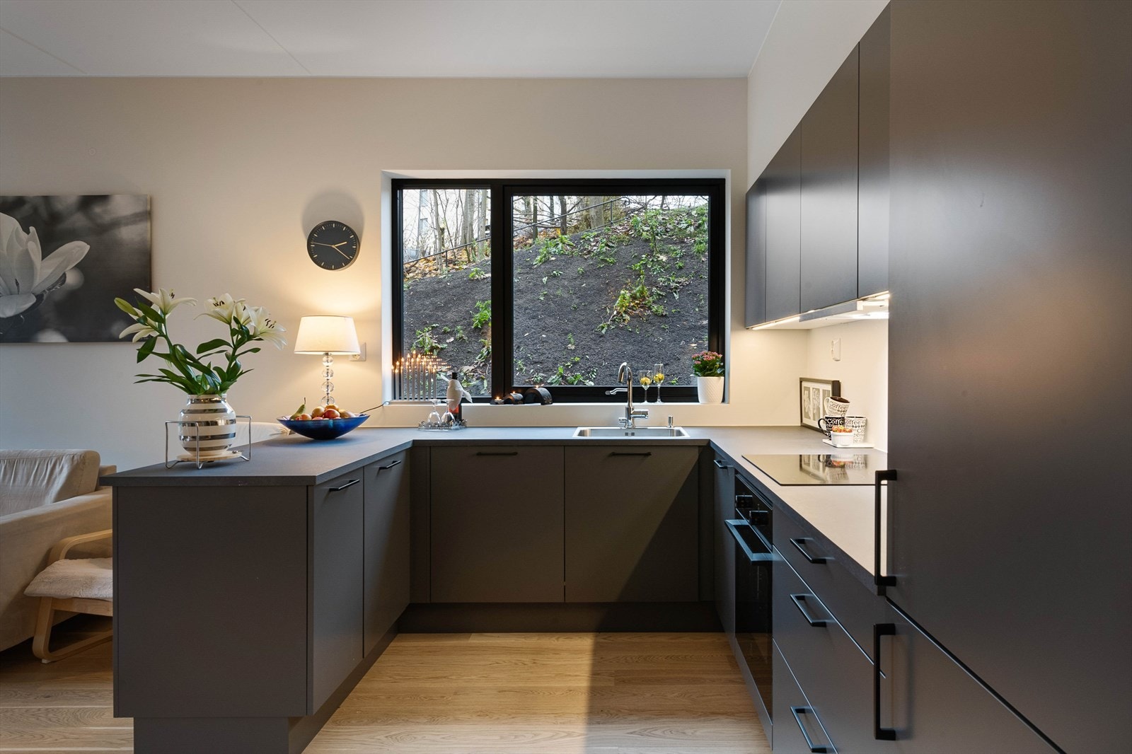 Moderne og sosialt kjøkken Galleribilde