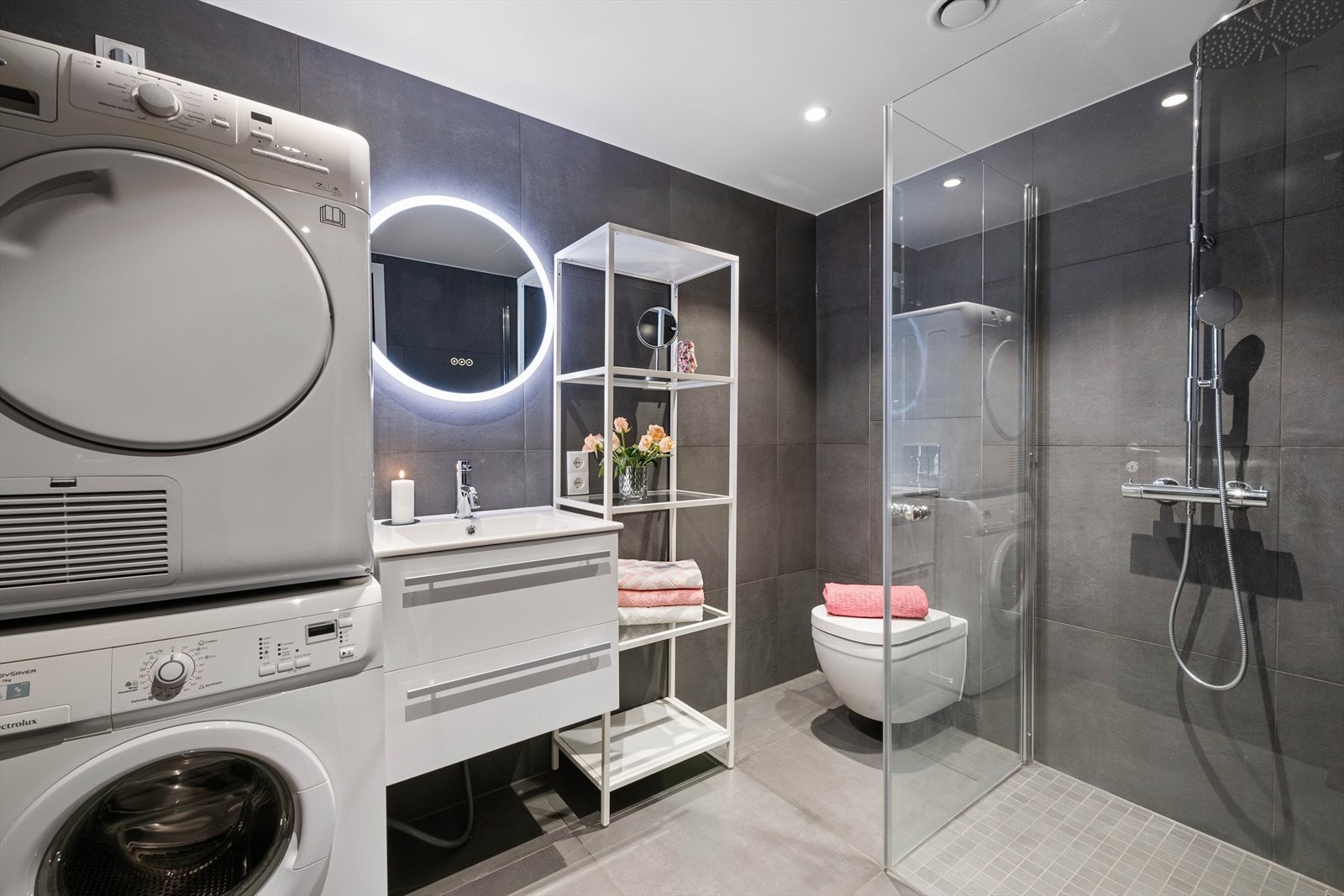 Moderne bad med pene fliser Galleribilde