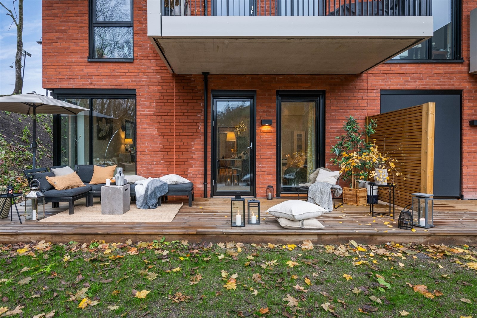 Leiligheten disponerer en stor markterasse med vidstrakt utsikt utover flotte grøntområdet og har i tillegg gode solforhold Galleribilde