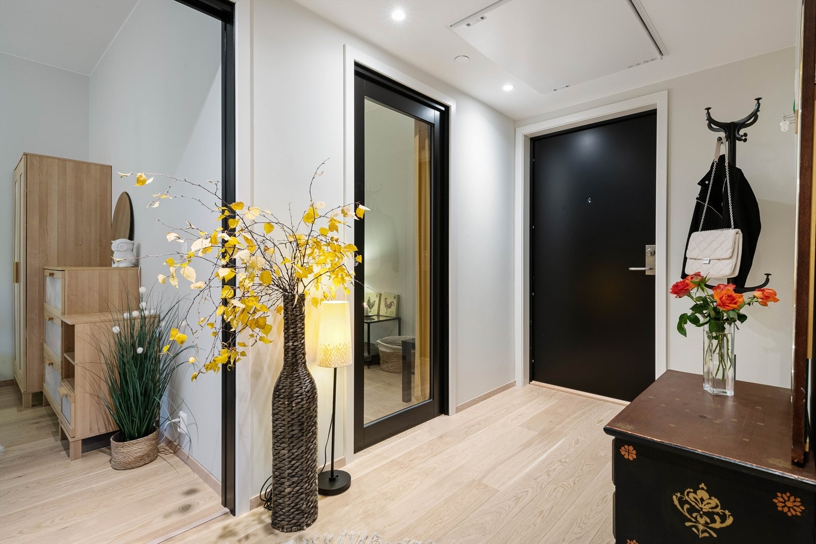 Entré med god plass til å henge fra seg Galleribilde