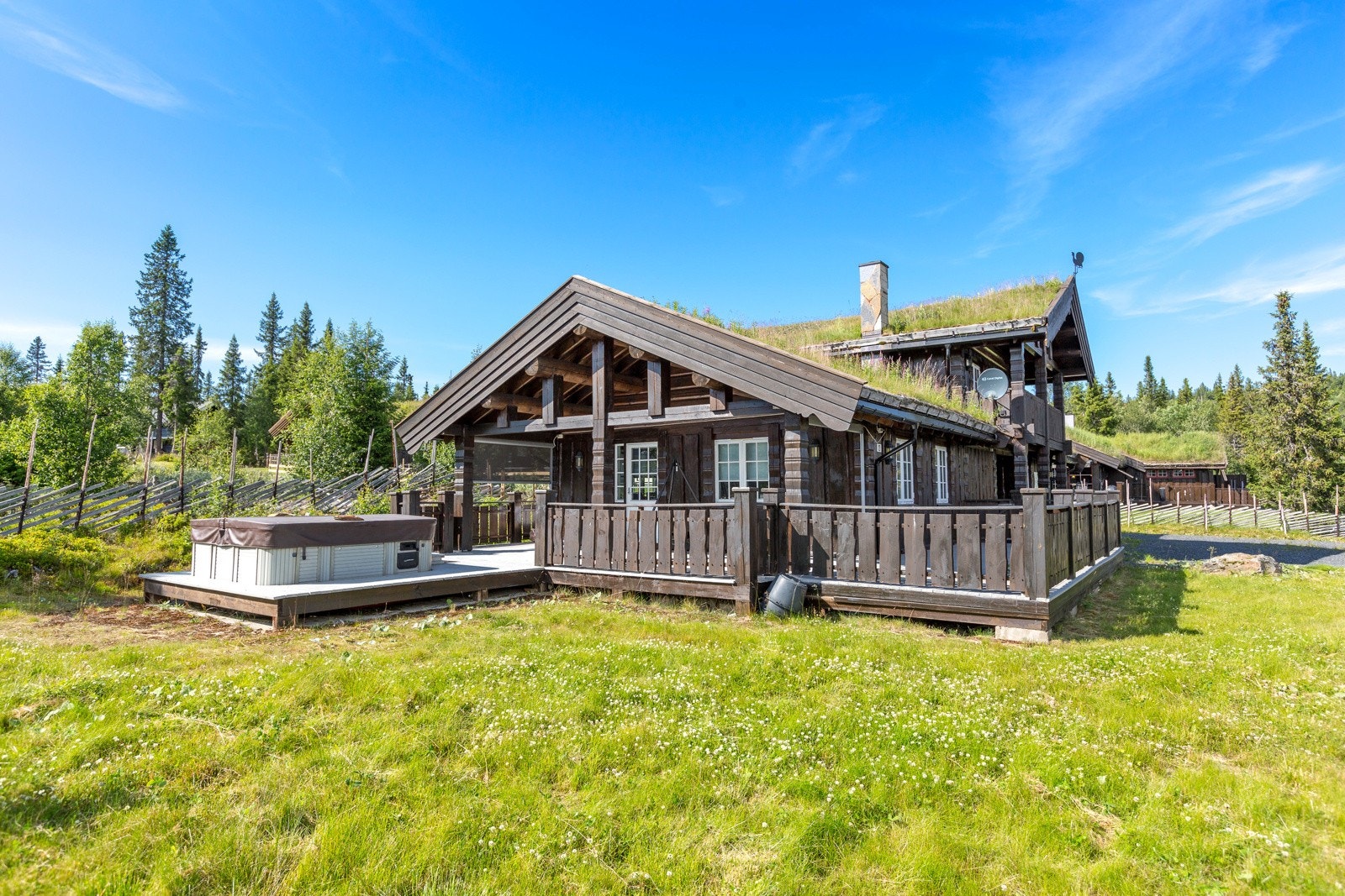 Hytta ble bygget i 2003, går over to plan og er godt vedlikeholdt. Galleribilde