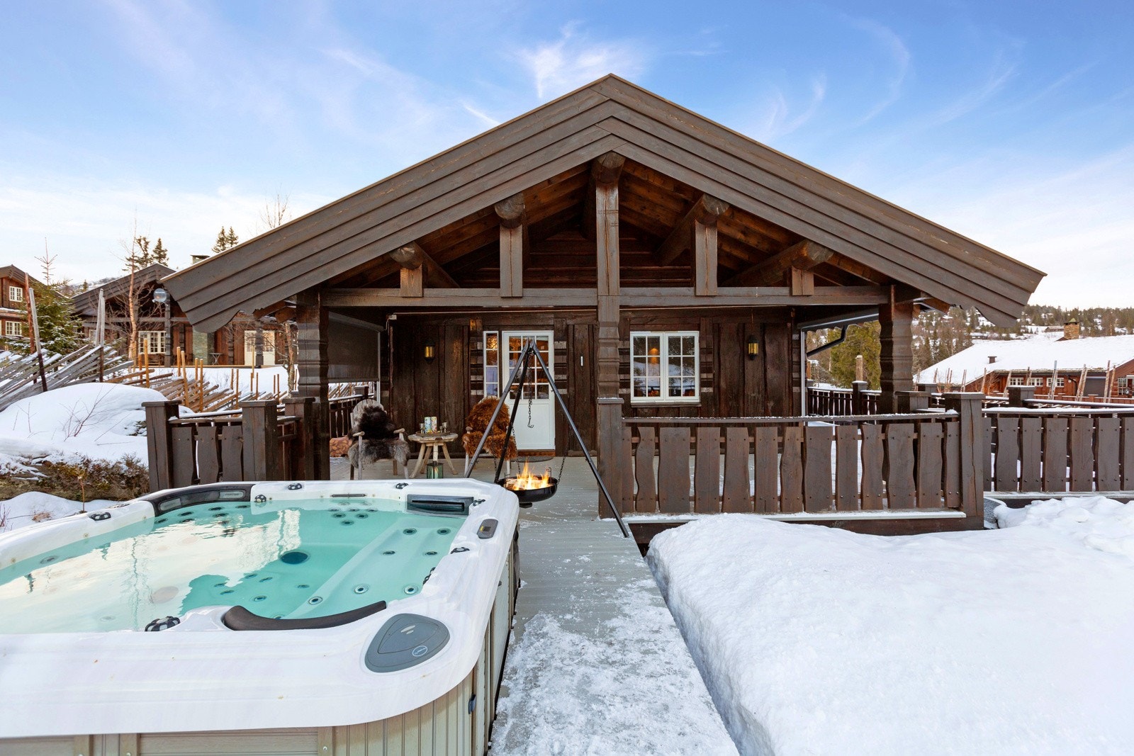 Etter en lang skitur er det godt for kropp og sjel med et bad i boblebadet på terrassen under åpen himmel. Galleribilde