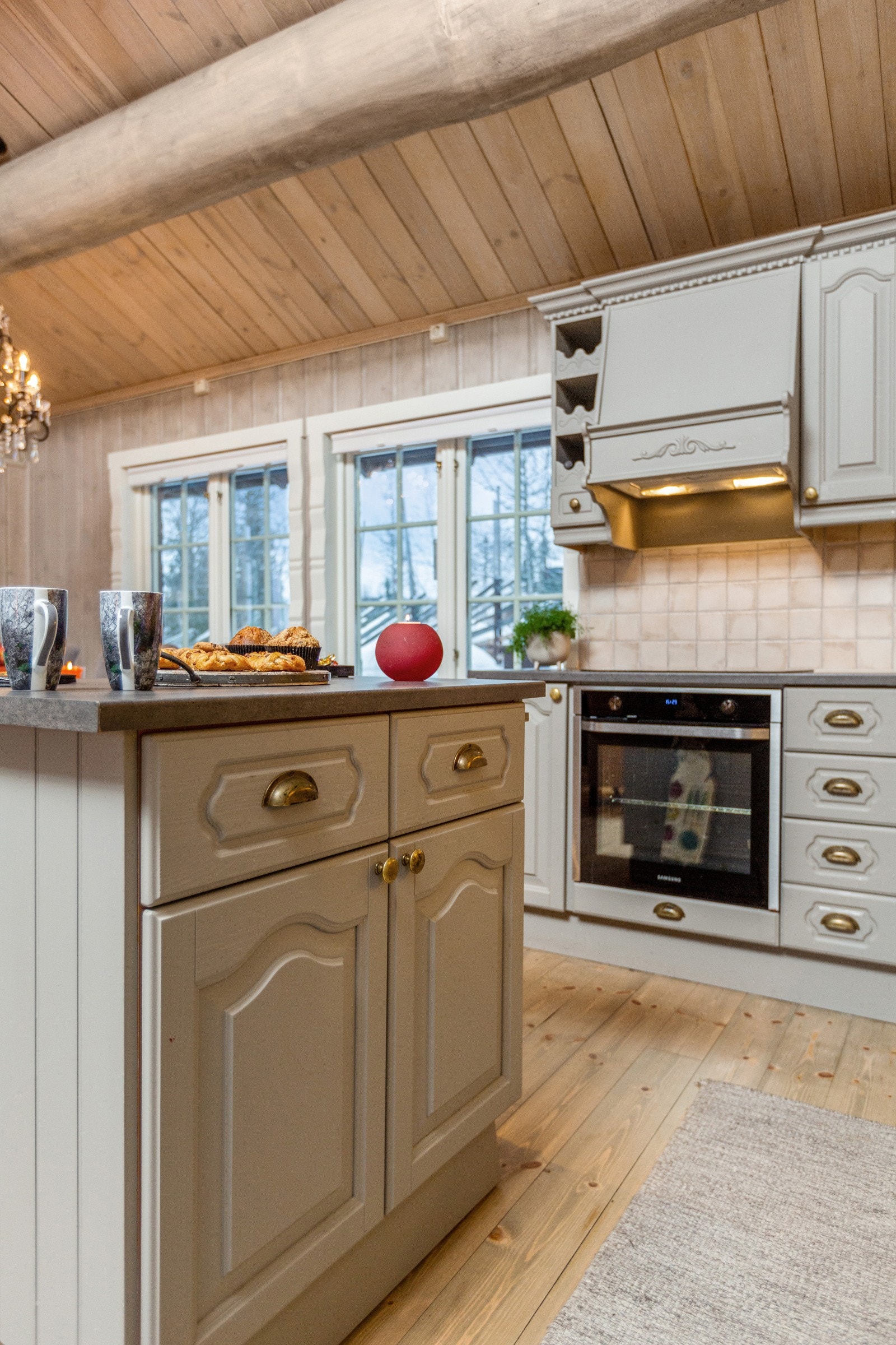 Det er godt med oppbevaringsplass og arbeidsplass for den matglade hobbykokken. Galleribilde