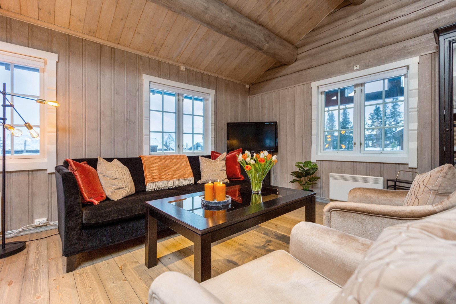 Her er det hyggelig å samle familie og venner - eller bare ha en rolig helg på hytta alene med en god bok. Galleribilde