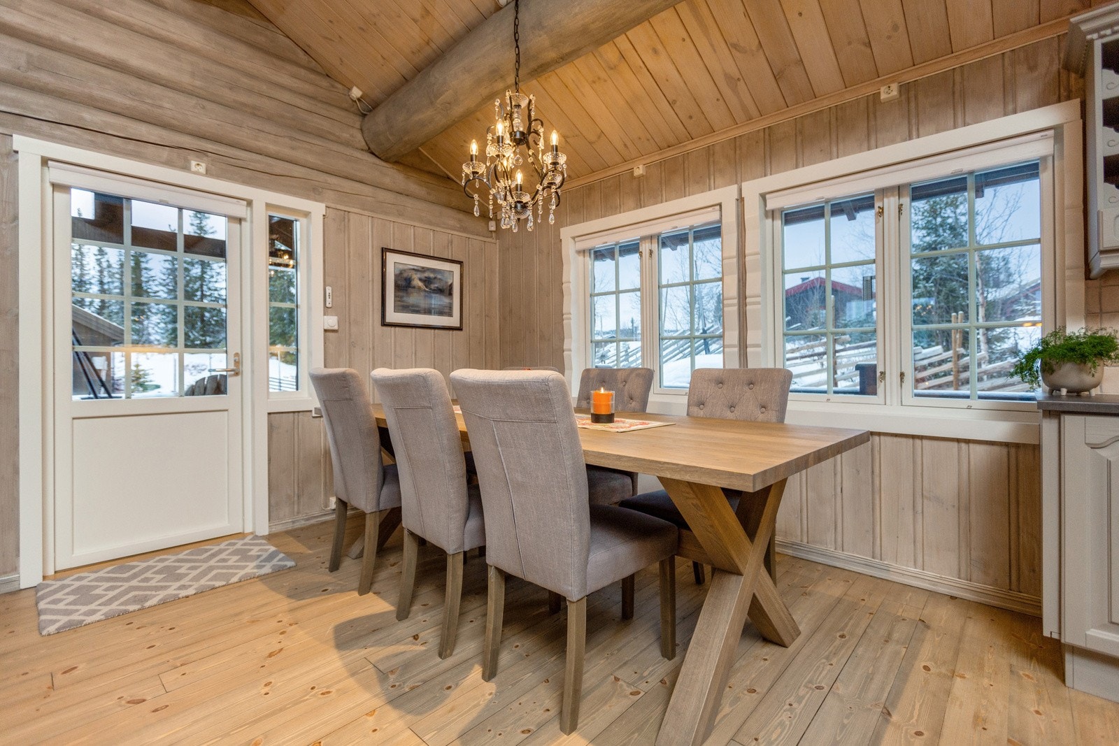 For den som er glad i å invitere gjester er det god plass til gjester rundt spisebordet. Galleribilde