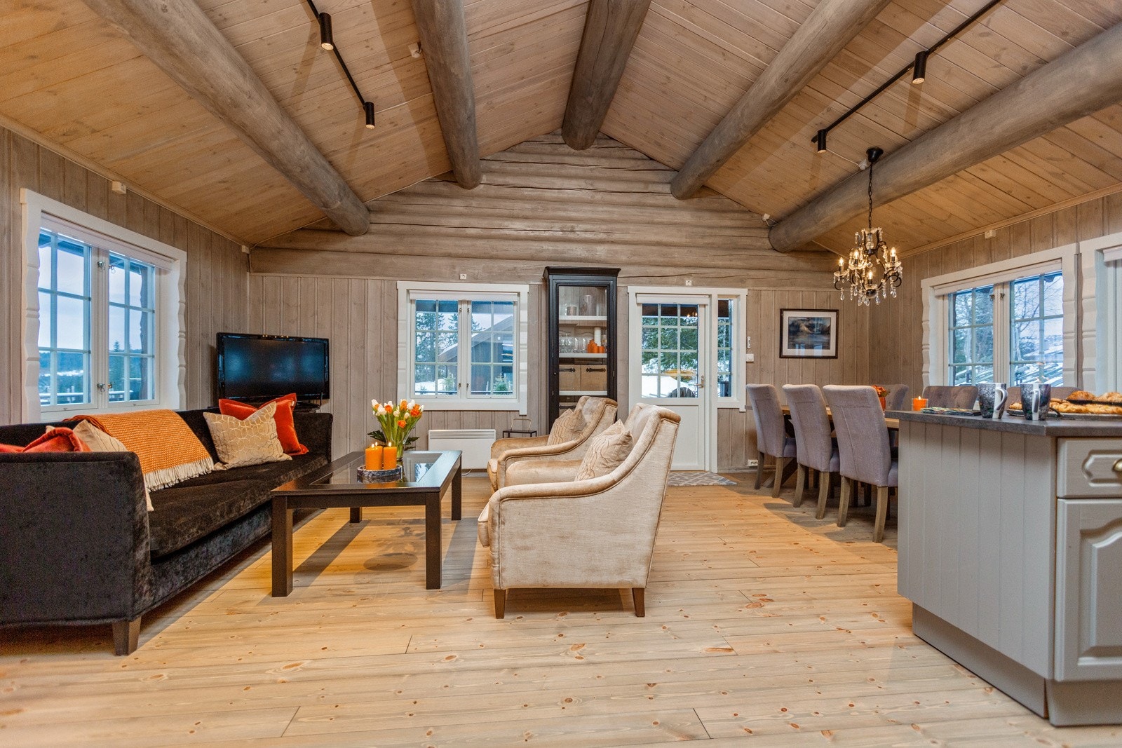 Stue/spisestue og kjøkkenet er plassert i et åpent og sosialt rom. Galleribilde