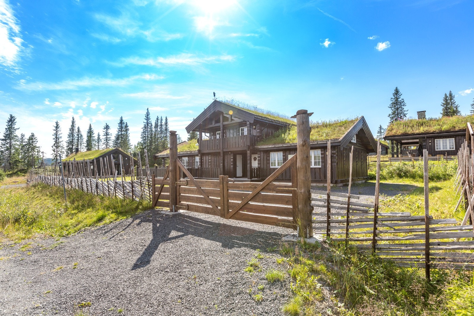 Velkommen til Snippen 13! Det er godt med parkeringsplasser på den gruslagte gårdsplassen foran hytta. Galleribilde