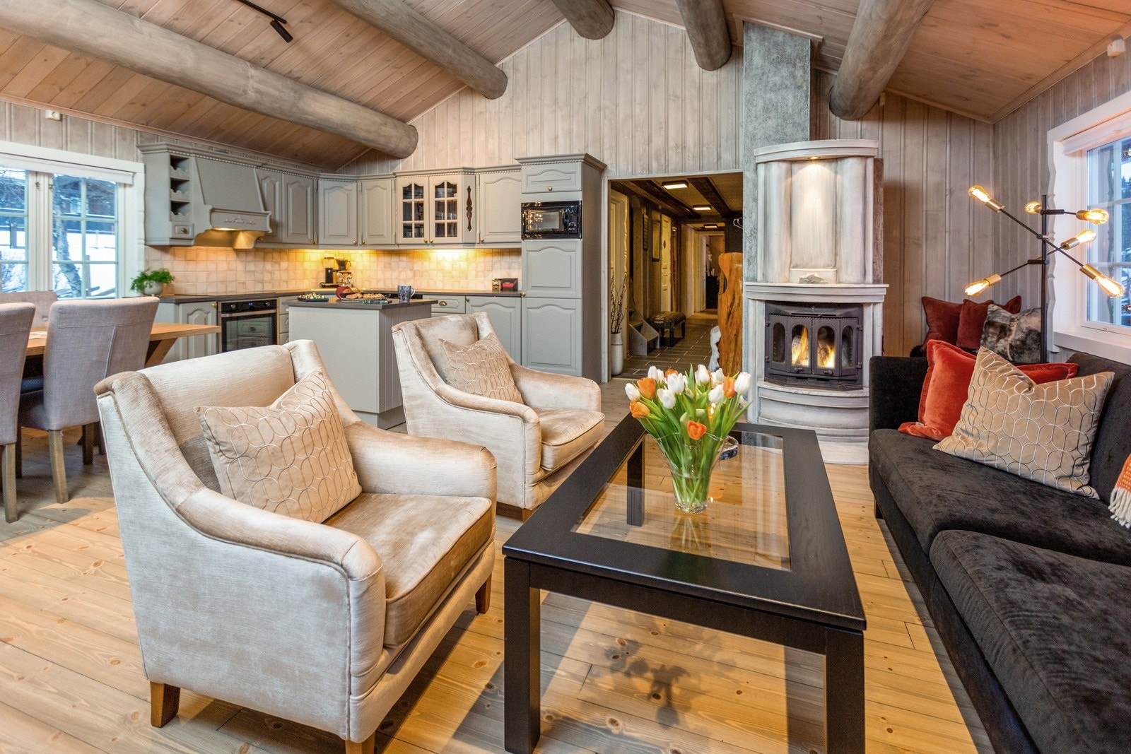 Ønsker man å feire jul på hytta er det takhøyde til et skikkelig juletre. Galleribilde