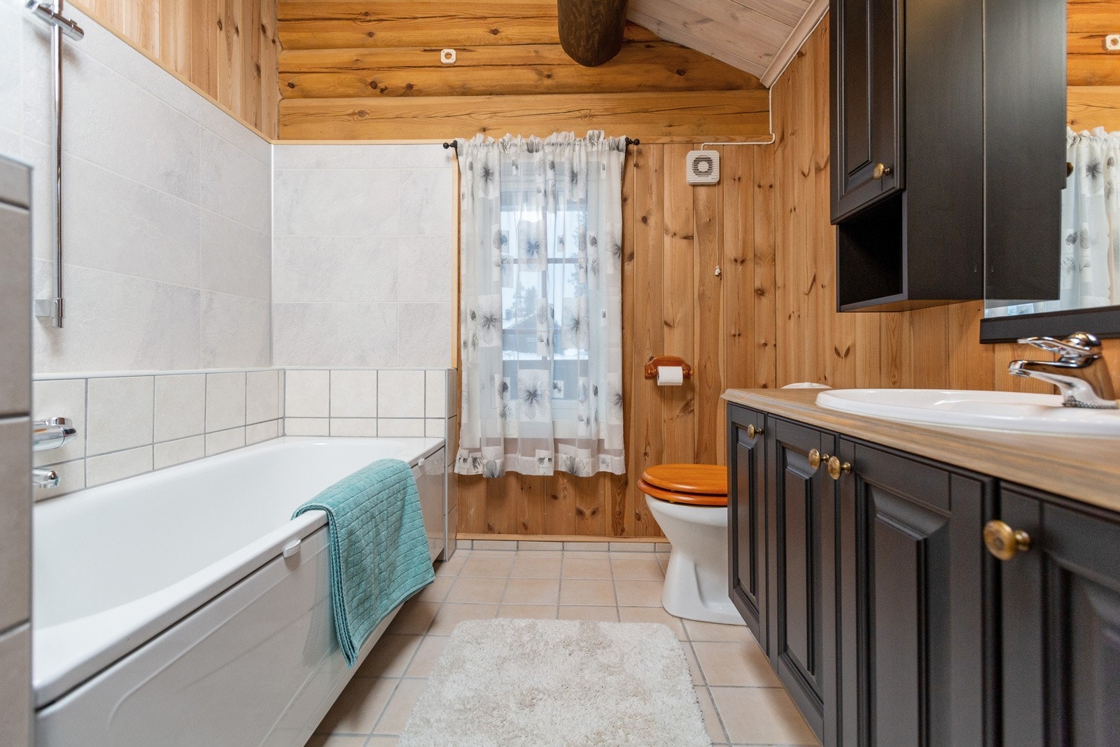 I 2.etasje er det også et eget bad med badekar. Galleribilde