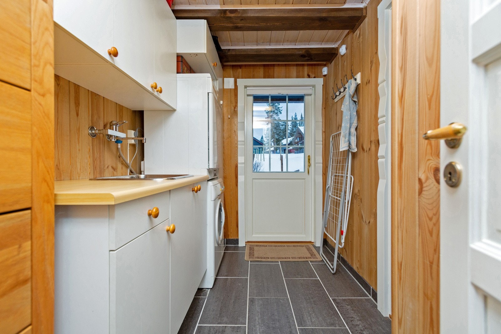 Eget vaskerom på hytta er luksus! Her er det også egen inngangsdør og adkomst til en innvendig bod/teknisk rom. Galleribilde