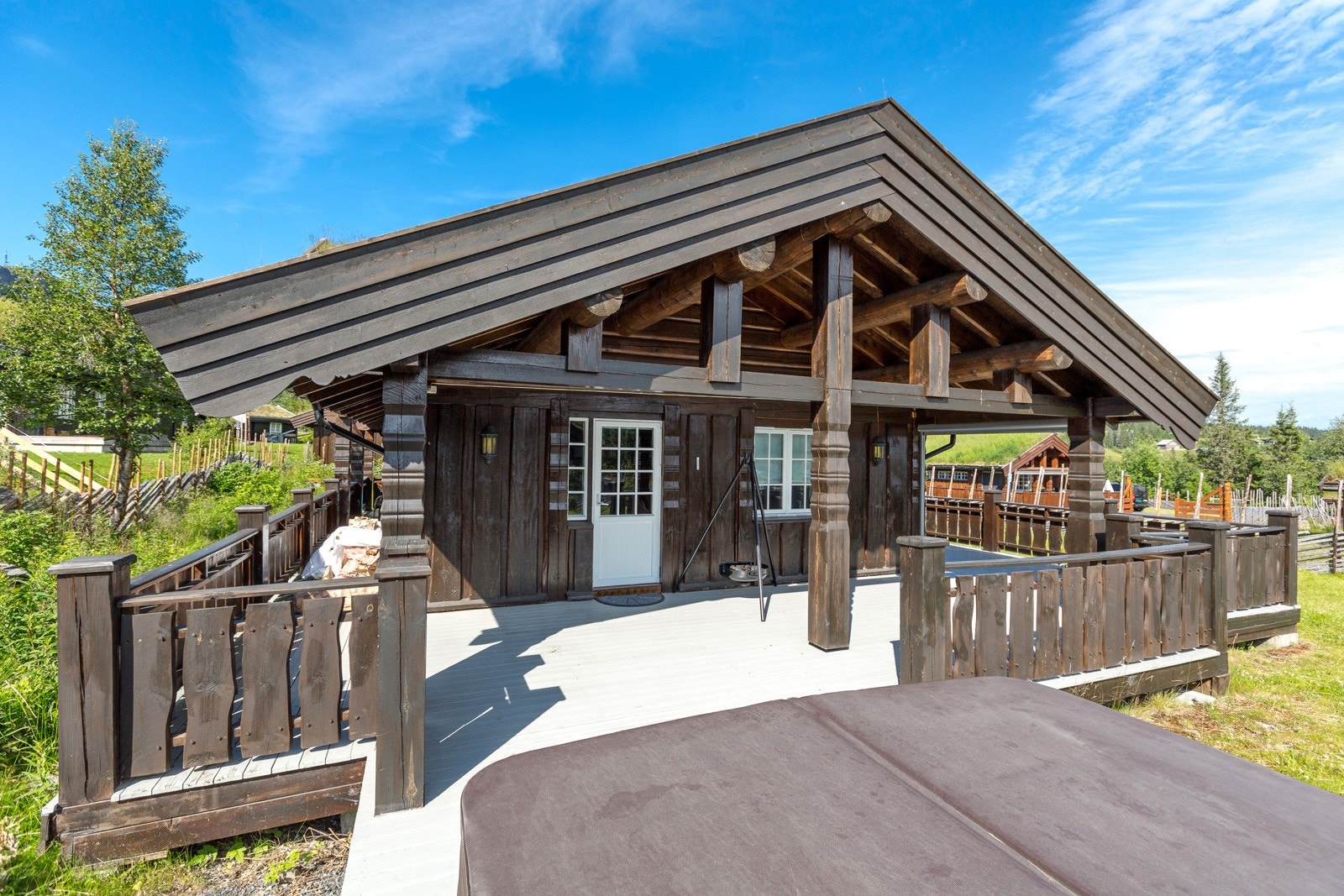 Fra stuen er det utgang til terrassen som strekker seg rundt tre sider av hytta. Galleribilde