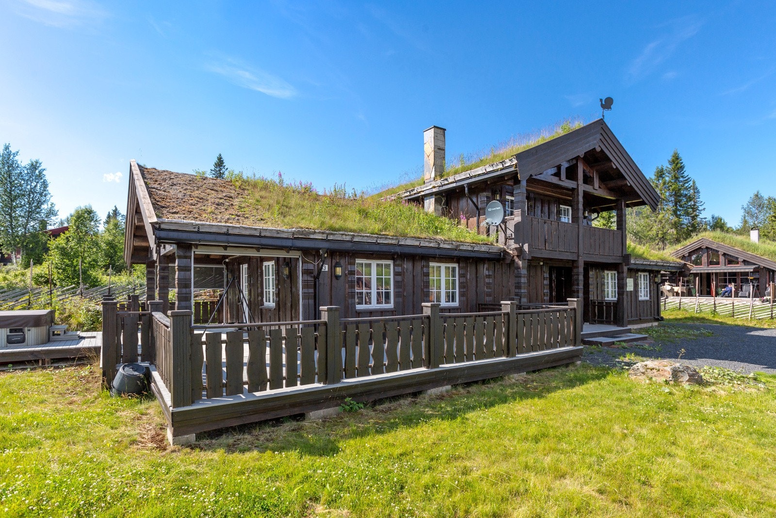 Torv på taket gir et sjarmerende preg på hytta. Galleribilde