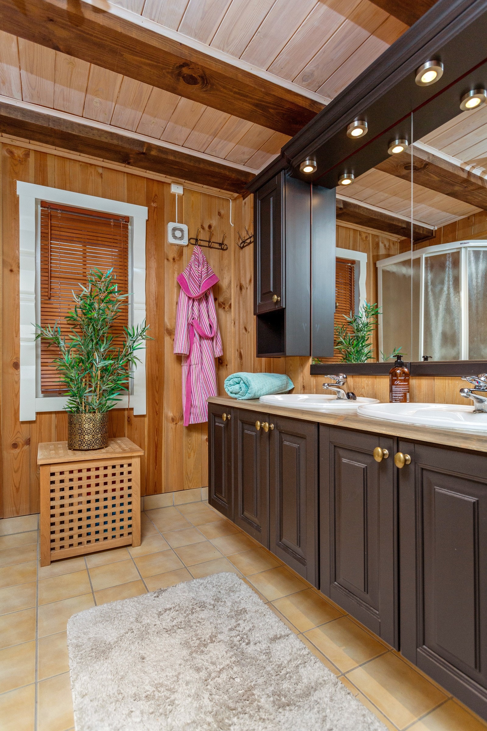 Badet har panel på veggene og i taket. Gulvet har fliser med varmekabler. Galleribilde