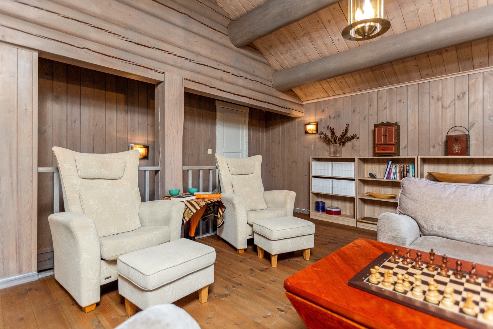 Opp trappen til 2.etasje møter vi en hyggelig loftstue. Galleribilde