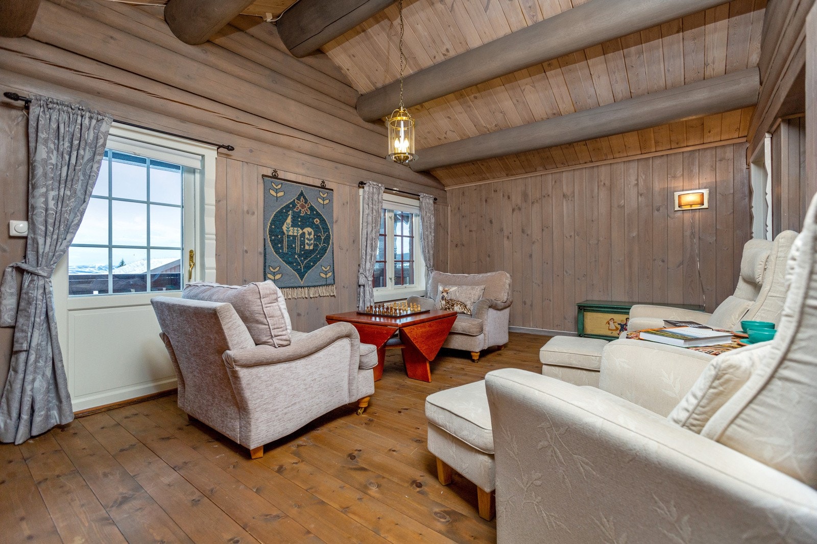 Når storfamilien er samlet på hytta er det praktisk med flere oppholdsrom. Her kan barna leke,lese eller se på film. Det er også utgang til en balkong herfra. Galleribilde