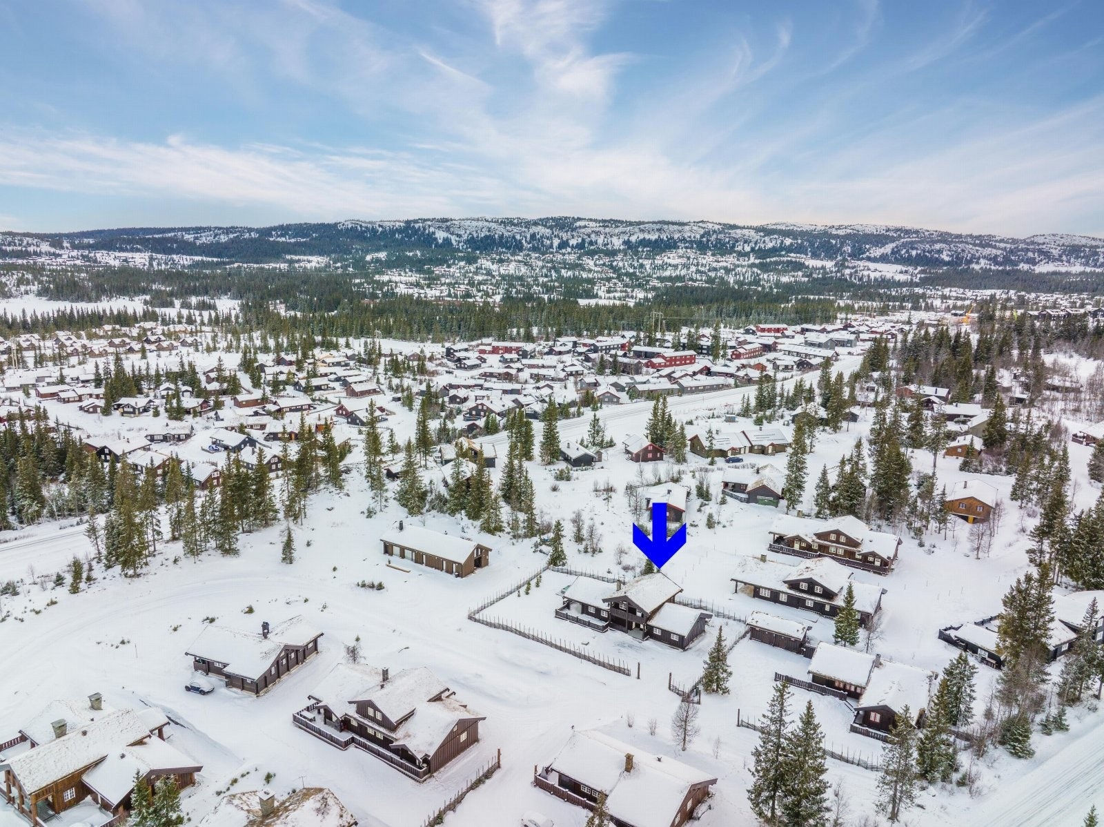 Hytta ligger i et etablert hytteområde med helhetlig bebyggelse. Galleribilde