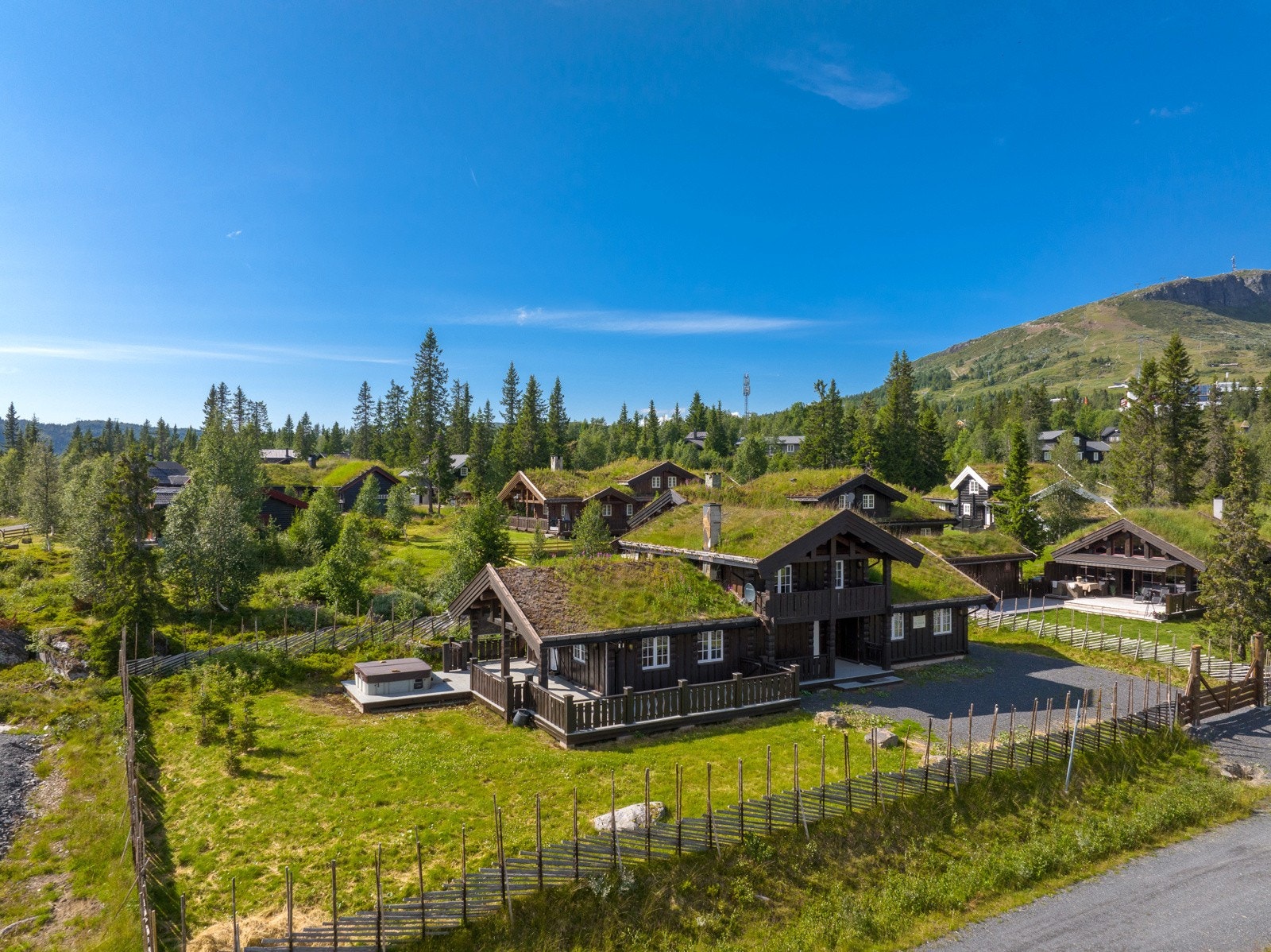 Hytteidyll med skigard rundt eiendommen. Galleribilde