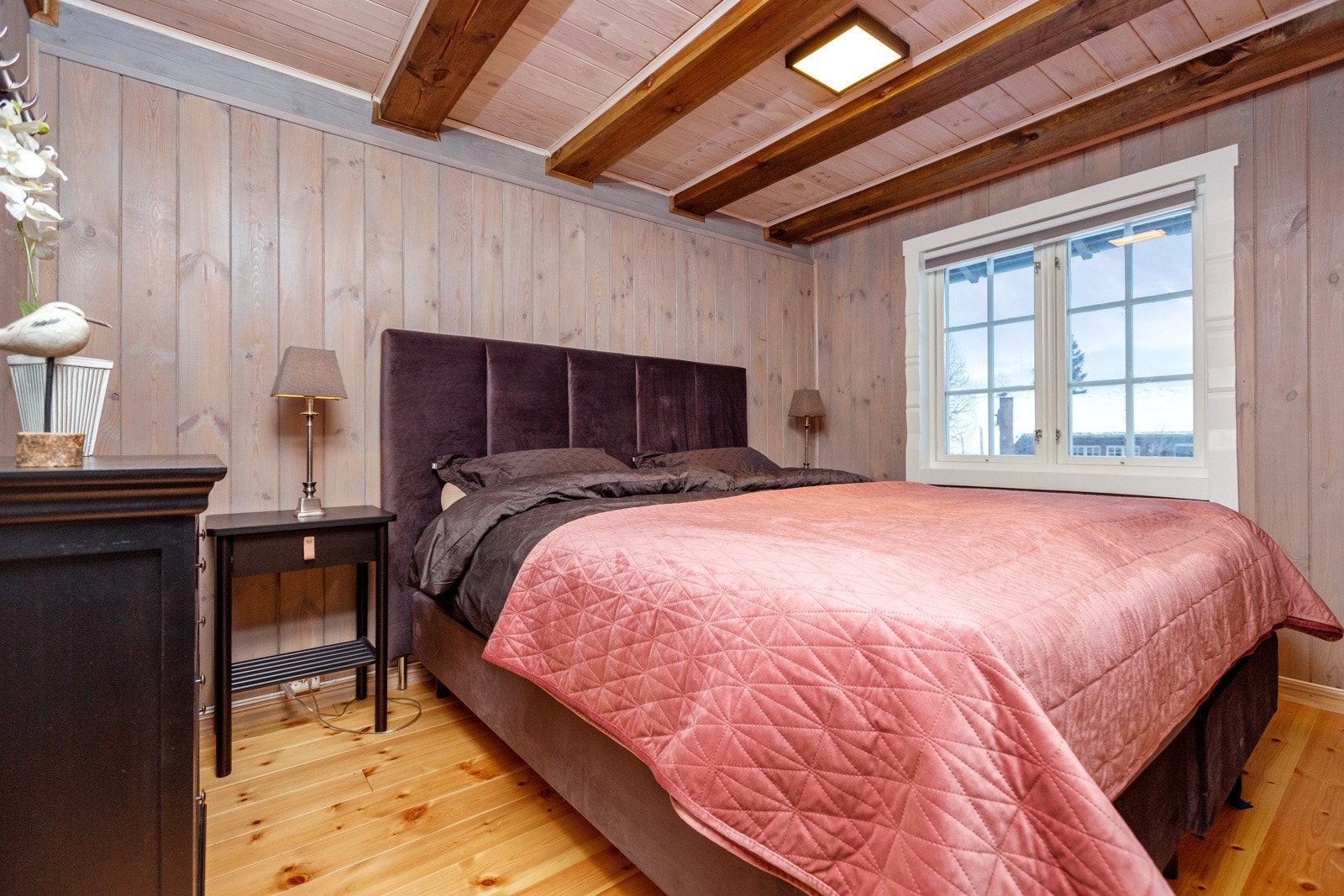 Det er totalt tre gode soverom samlet i 1. etasje. Galleribilde