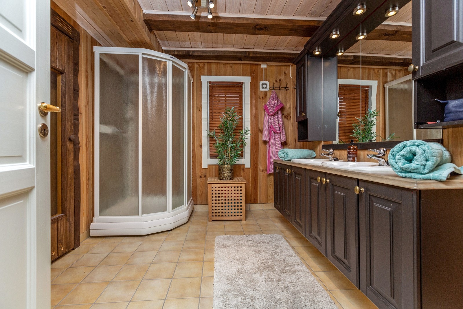 Badet i 1. etasje er innredet med dusjkabinett, toalett og baderomsinnredning med dobbel servant og godt med oppbevaringsplass. Galleribilde