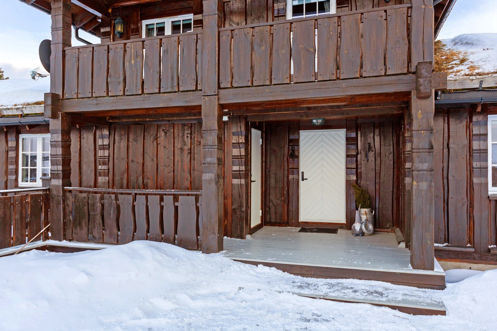 Inngangspartiet er overbygget. Det er inngang til en bod ved inngangspartiet. Galleribilde