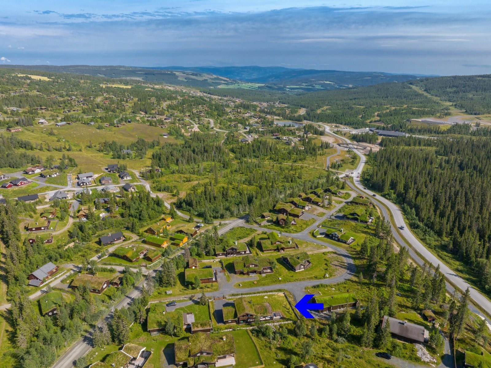 Området rundt hytta er et godt utgangspunkt for turer året rundt. Her er det kort vei til flotte langrennsløyper og slalåmbakke vinterstid og fantastiske turmuligheter både til fots og på sykkel i sommerhalvåret. Galleribilde