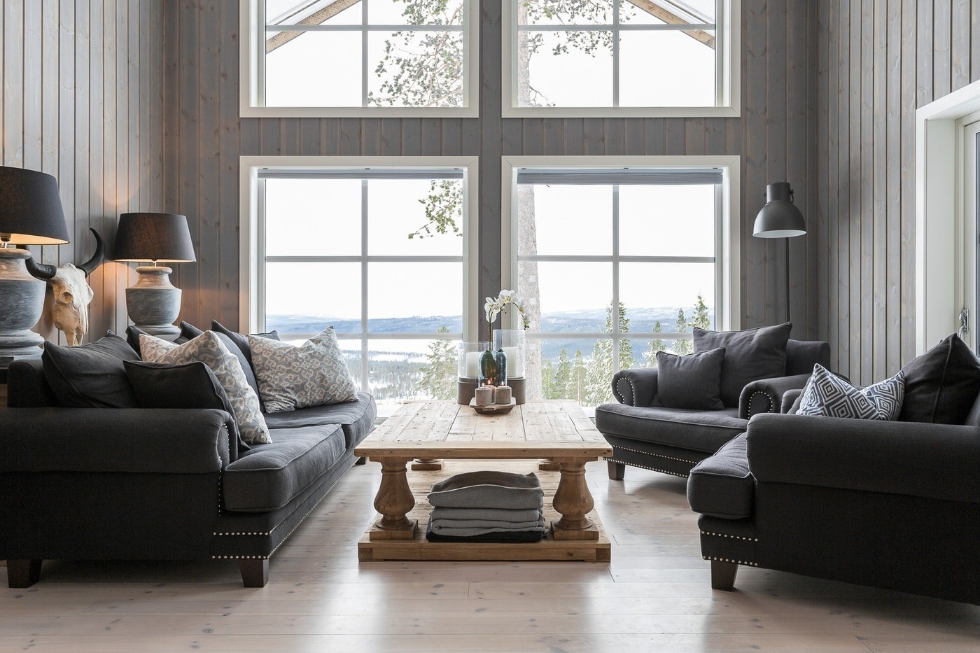 Stue med store vindusfasader som slipper naturen inn Galleribilde