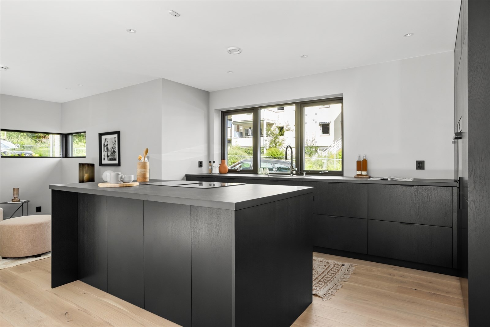 Møbelsnekret kjøkkeninnredning, med sorte eikefronter, Tapwell vask- og kjøkkenarmatur. Galleribilde