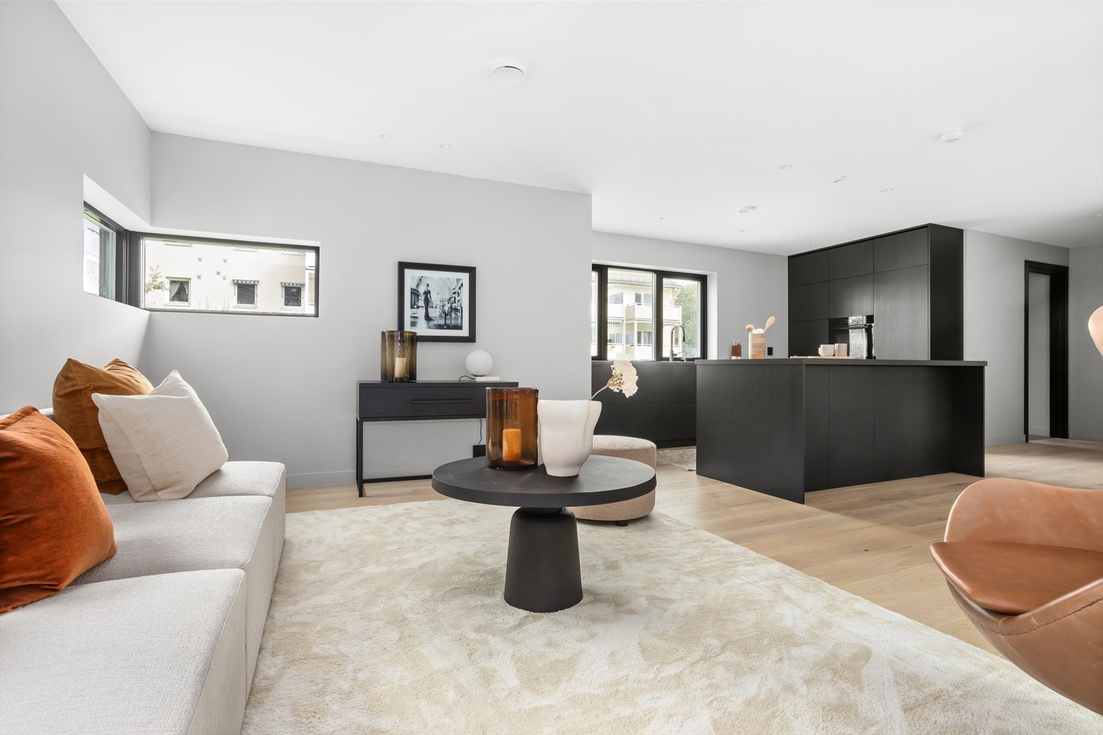 Stilsikkert materialvalg med 1-stavs parkett på gulv, og slette malte flater i delikate gråtoner. Galleribilde