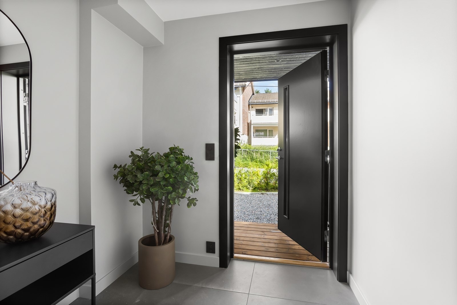 Lys og tiltalende entré med god plass til oppheng av yttertøy og sko. Galleribilde