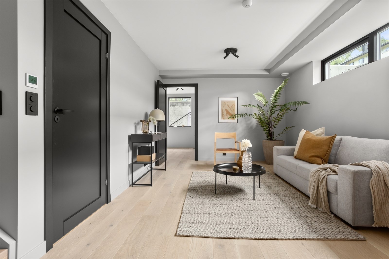 Lys og romslig kjellerstue med egen inngang. Det presiseres at rom i kjeller stylet som stue er godkjent/byggemeldt som gang. Galleribilde