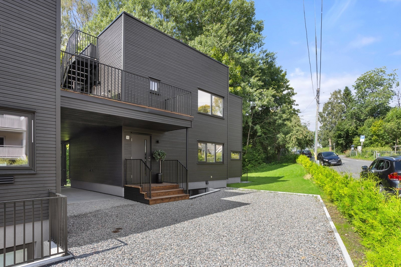 Oppstillingsplass i carport i tilknytning inngangsparti. Galleribilde