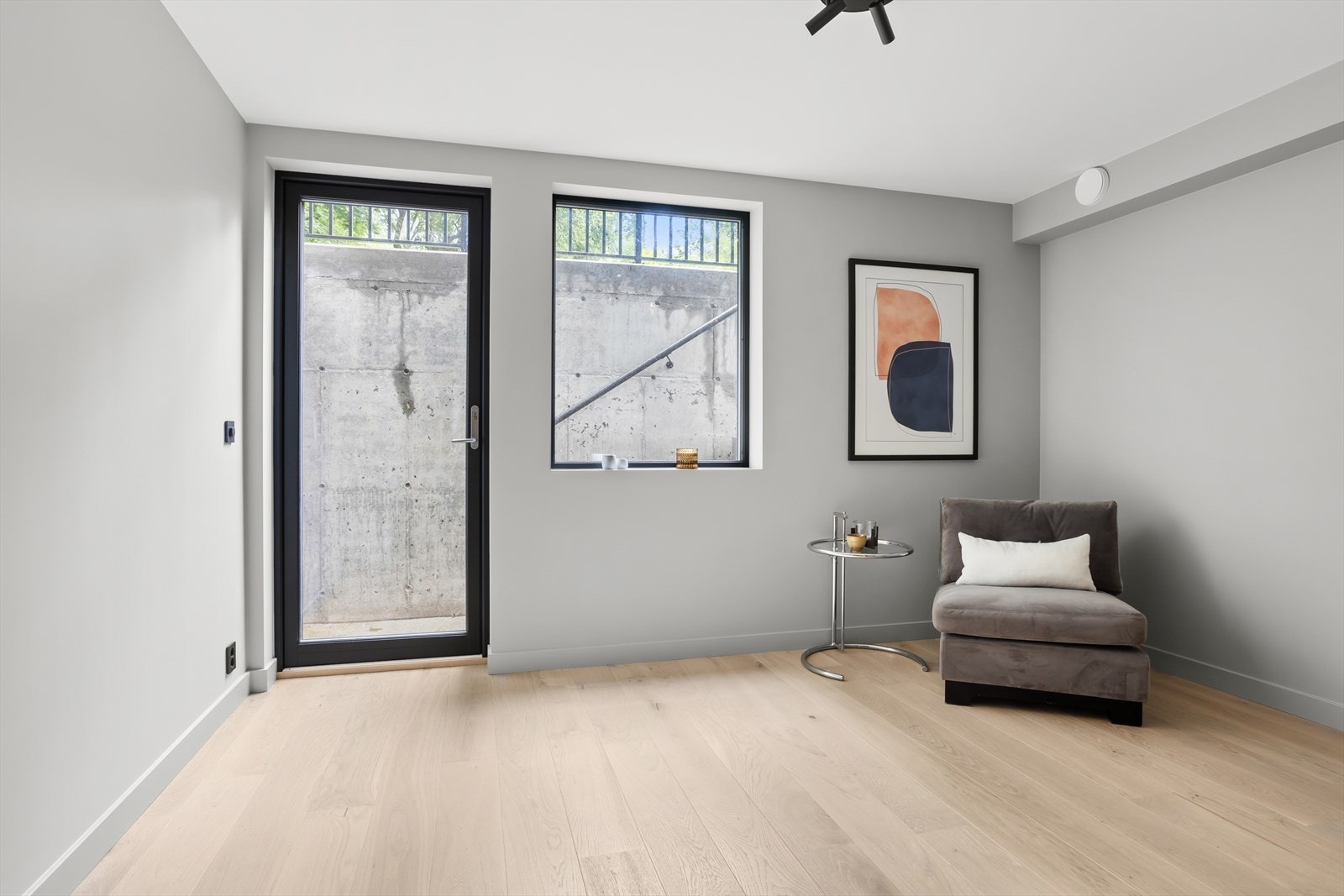 Det er egen inngang til boligens underetasje. Galleribilde