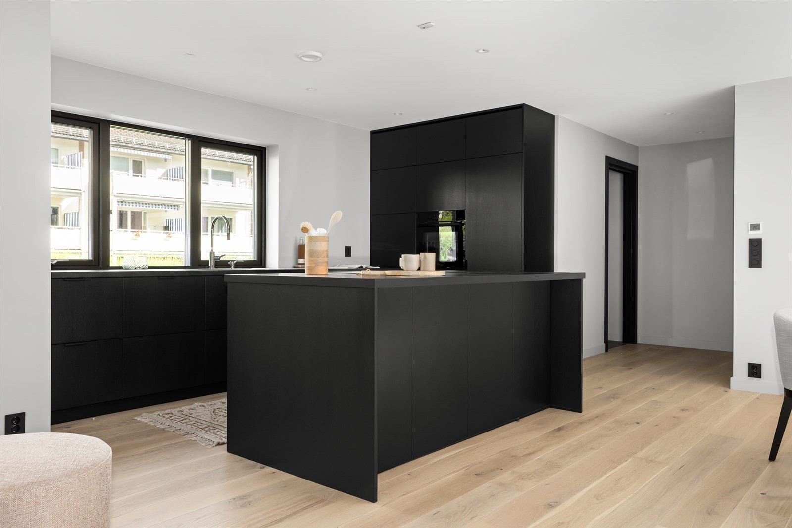 Det store kjøkkenet har godt med benk- og skapplass. Galleribilde