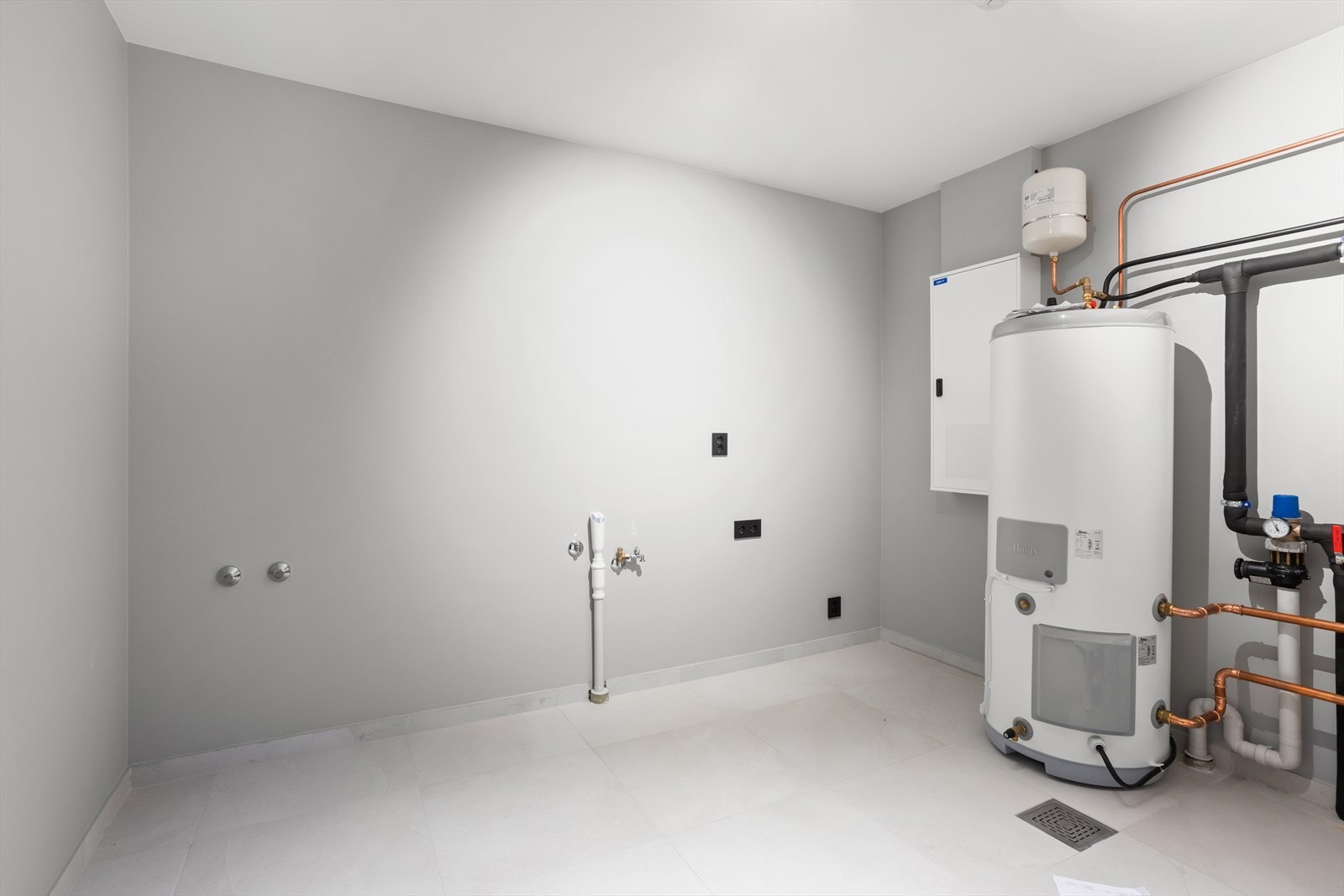 Vaskerom/teknisk rom. Det er klargjort for montering av badekar, vaskemaskin og tørketrommel. Galleribilde