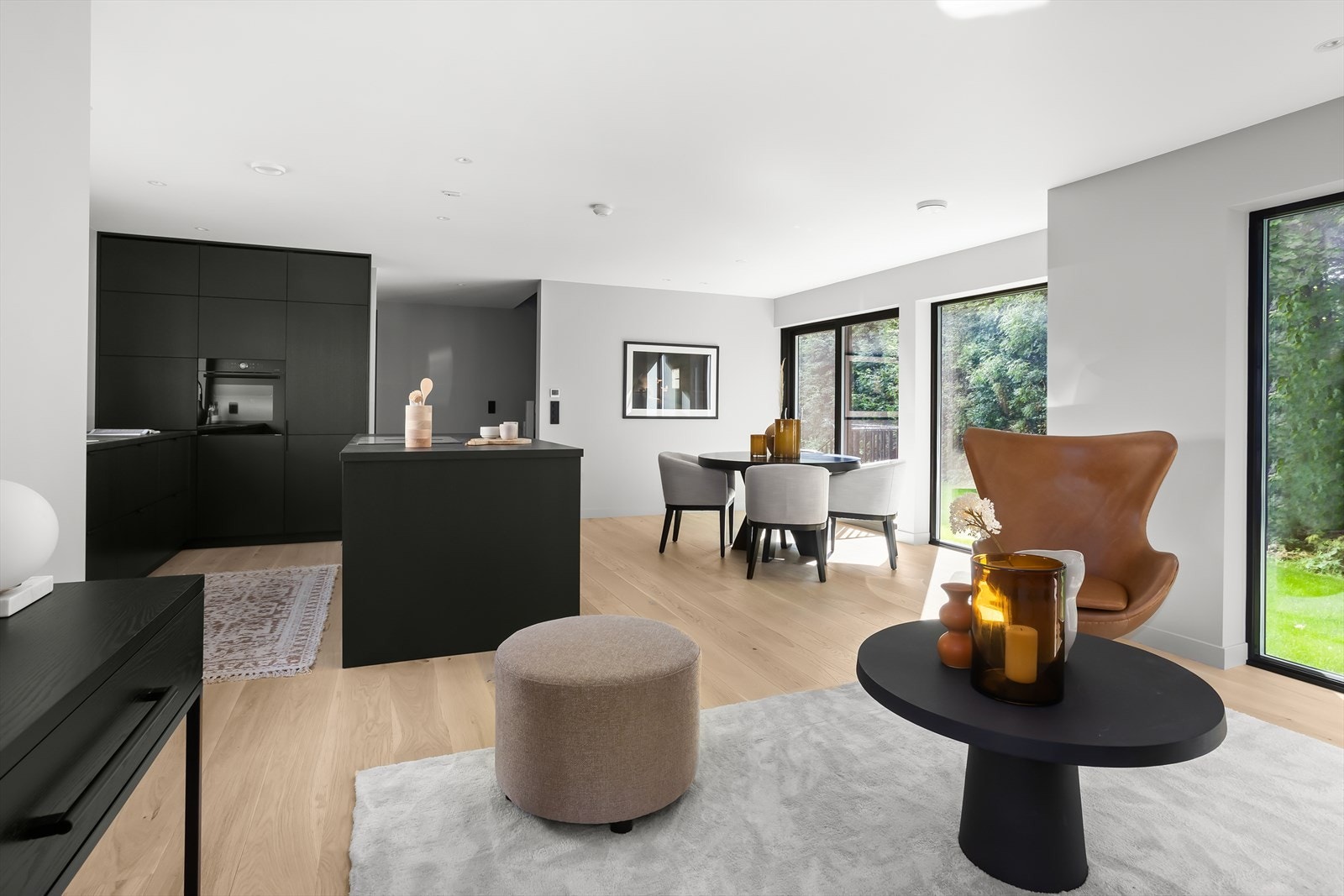 Den åpne løsningen mellom kjøkken og stue gir en svært sosial og god atmosfære. Galleribilde