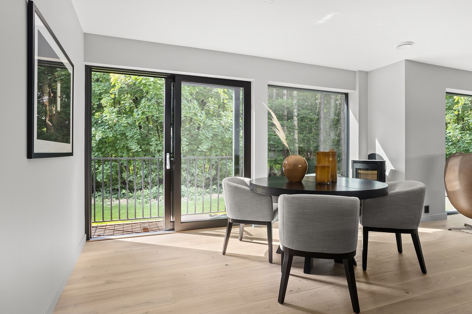 Stemningsfull og varmende peis i stuen. Galleribilde