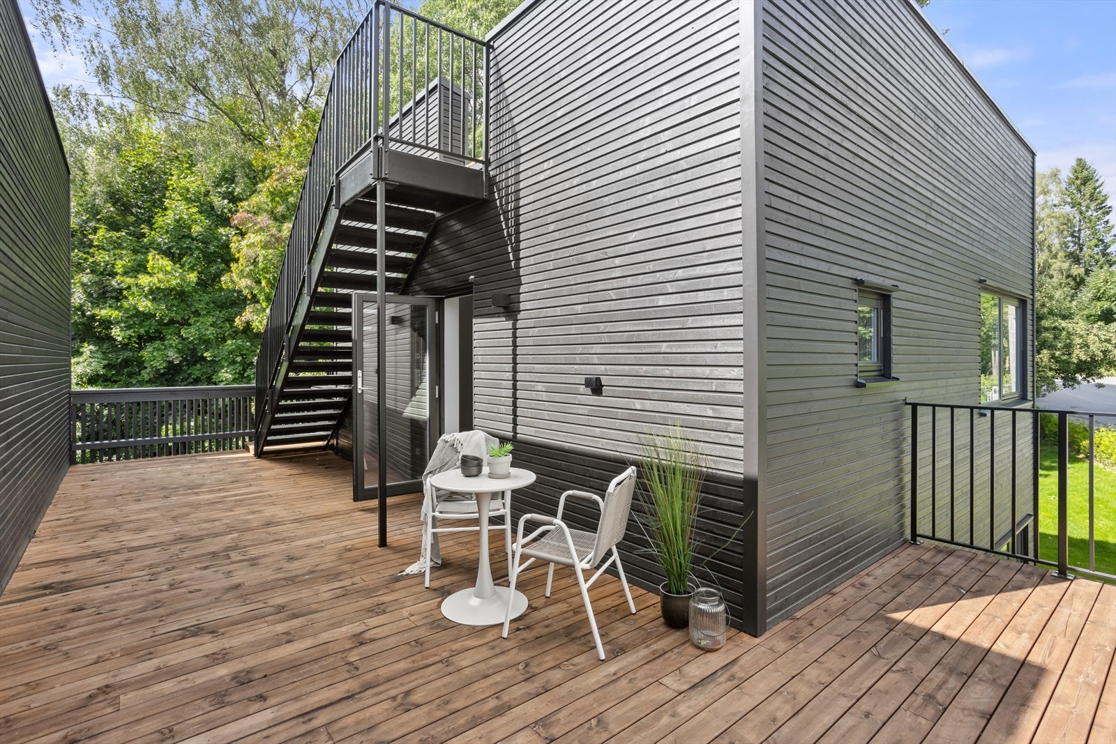 Fra gangen i 2. etasje er det utgang til boligens takterasser på 32 m² og 39 m². Galleribilde