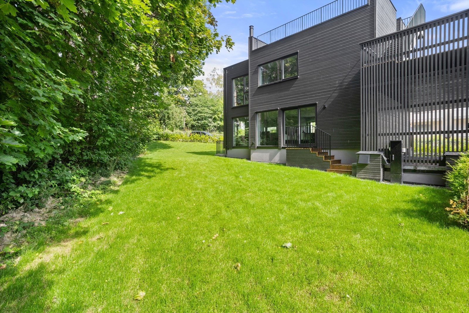 Boligen bader i sol, og har flere hyggelige uteplasser. Galleribilde