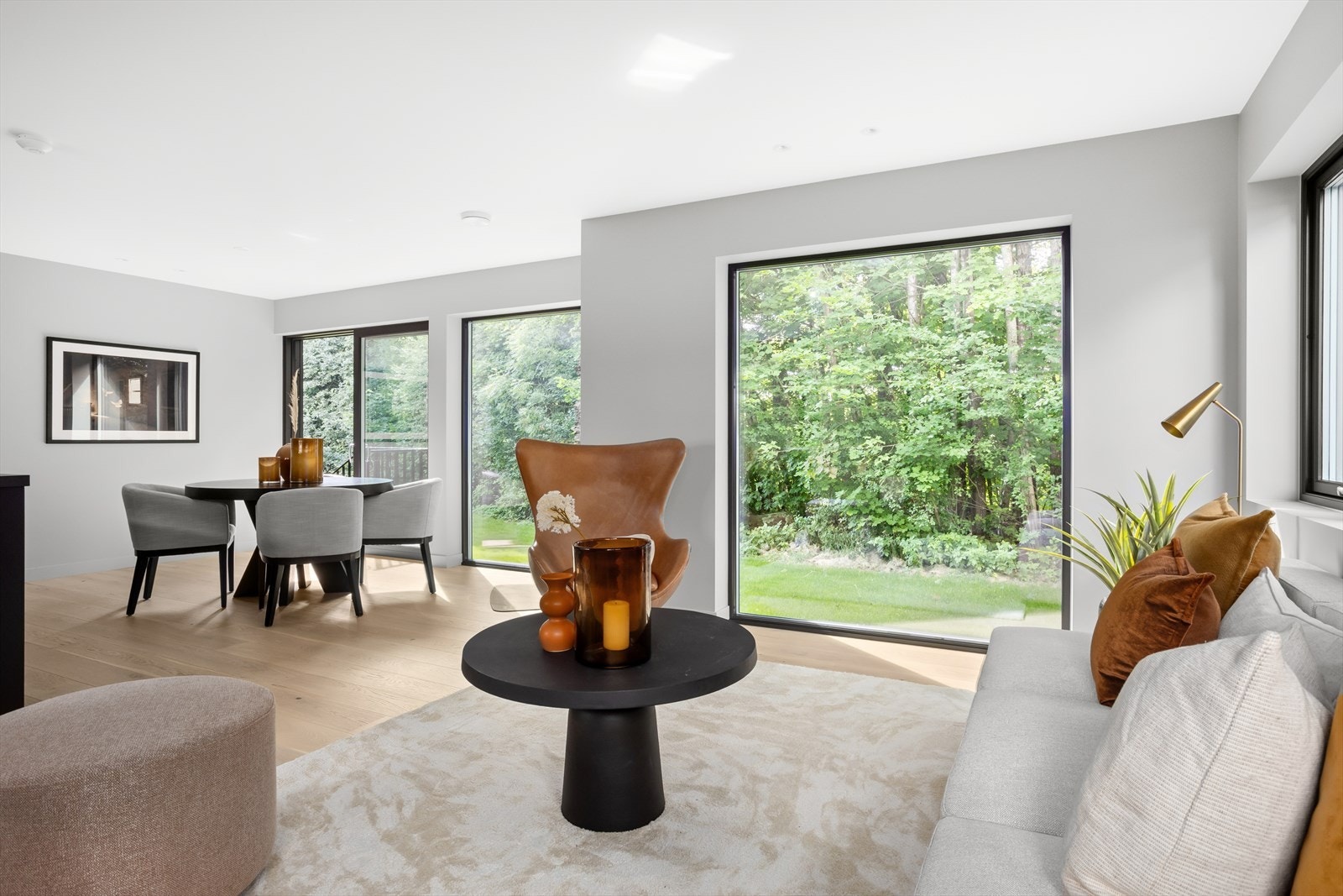 Den store stuen er enkel å møblere, og har god plass til flere soner. Galleribilde