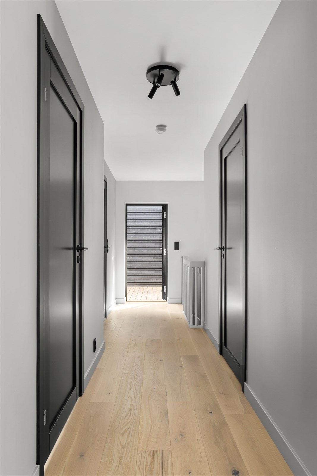 Fra gangen i 2. etasje er det utgang til boligens takterasser. Galleribilde