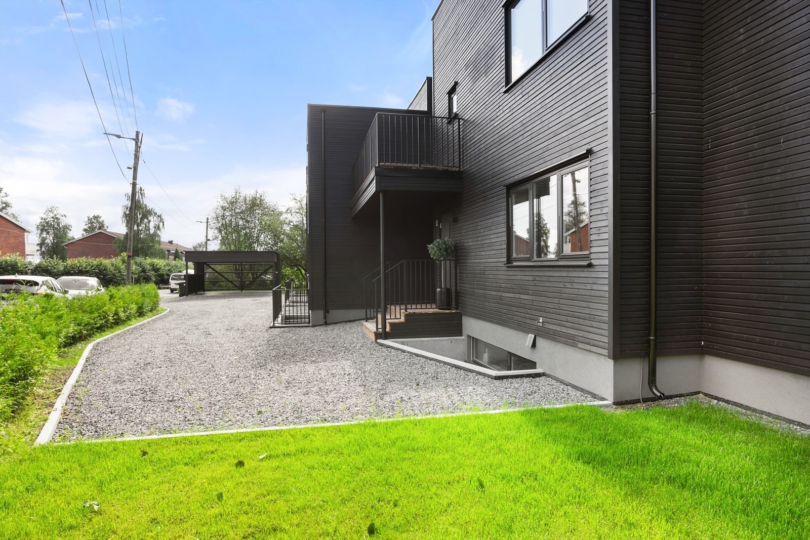 Boligen ligger i et attraktivt, veletablert og rolig område i landlige omgivelser på Røa/Bogstad. Galleribilde