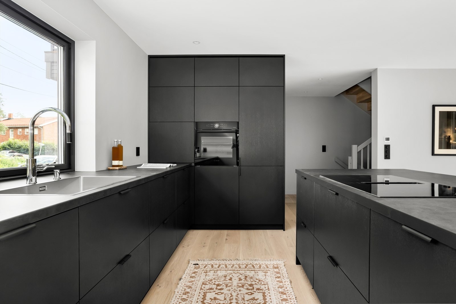 Kjøkkenet har integrert komfyr, oppvaskmaskin og kjøl/frys. Galleribilde