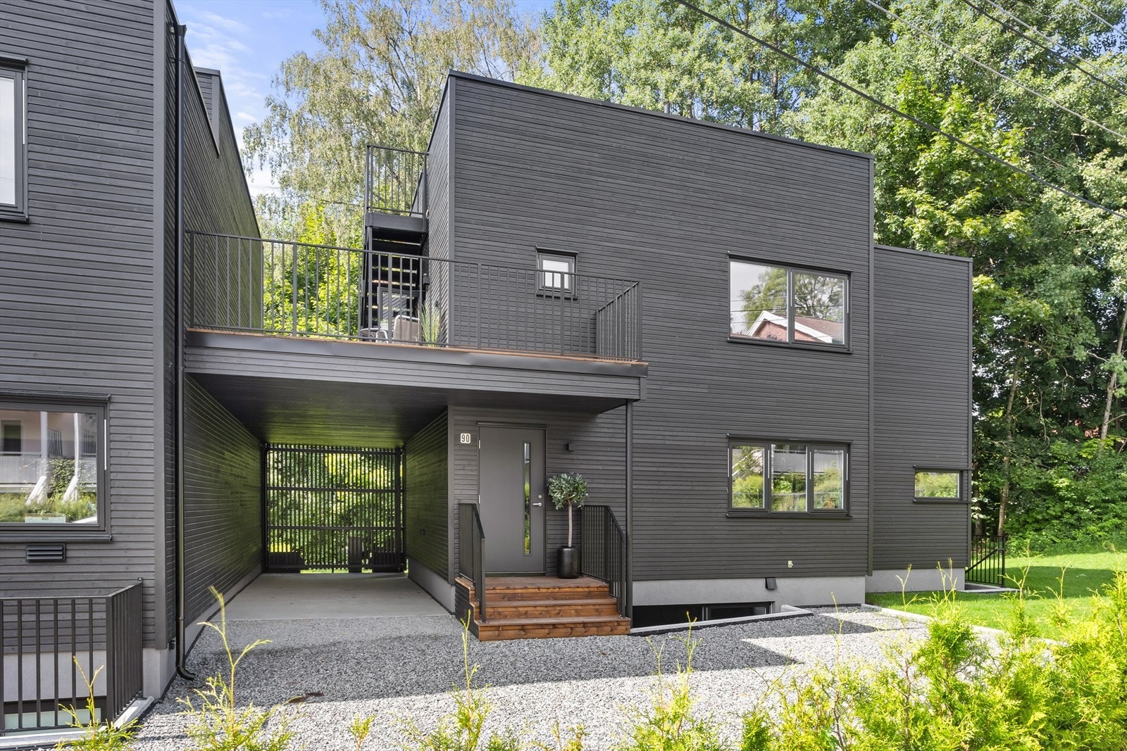 Flotte materialvalg og kreative løsninger gir en lekker og moderne bolig. Galleribilde