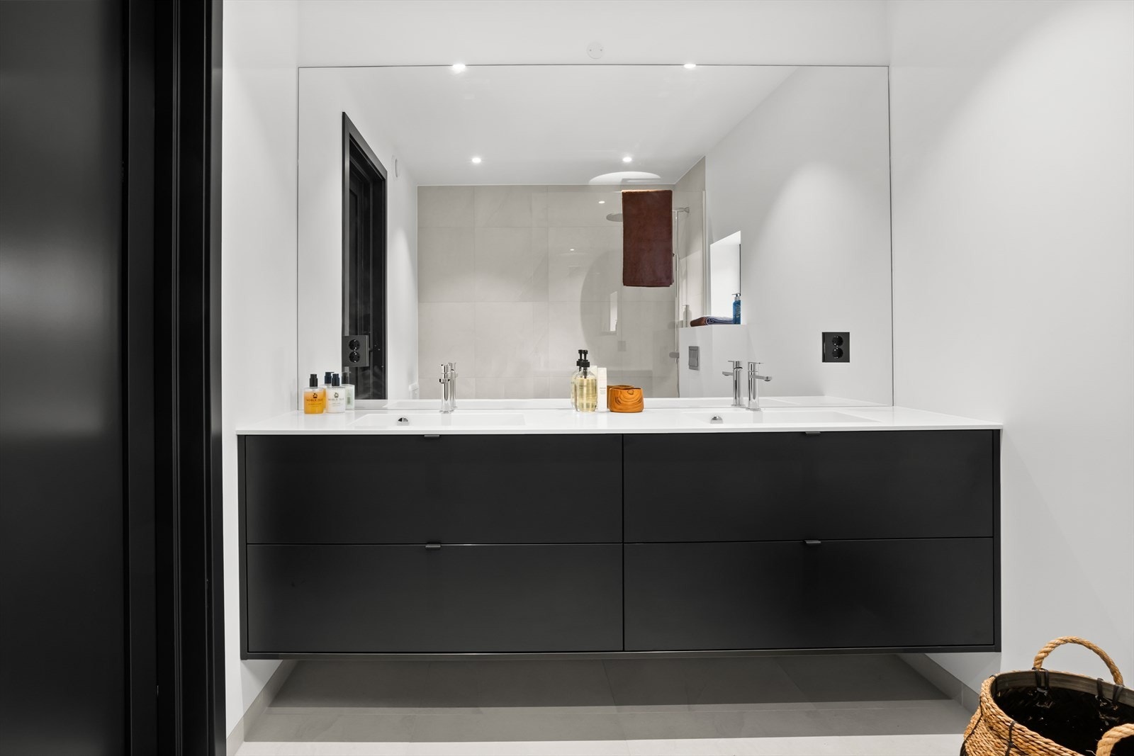 Boligen har 2 bad av romslig størrelse, samt wc-rom. Galleribilde