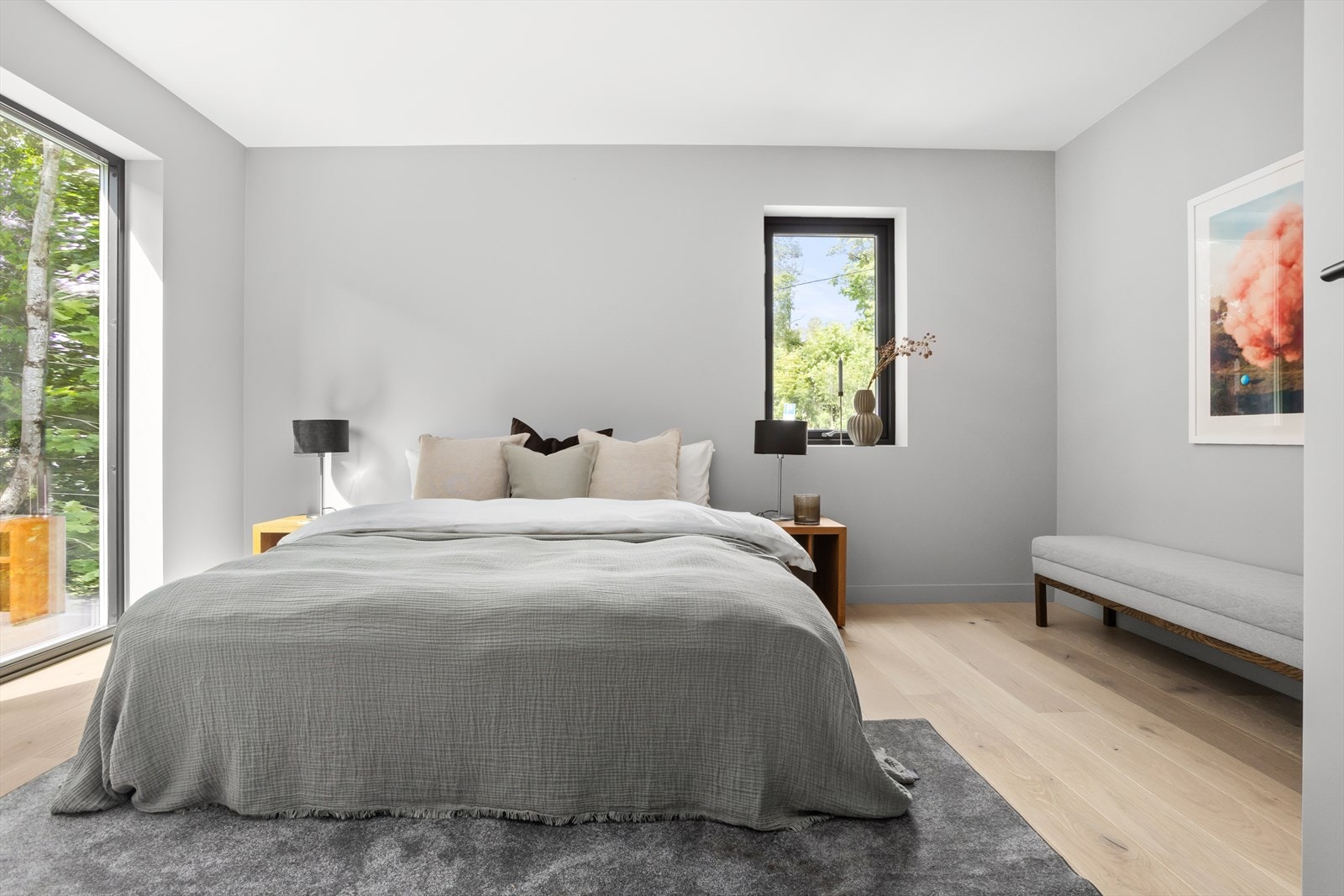 Lyst og lekkert på hovedsoverommet. Galleribilde