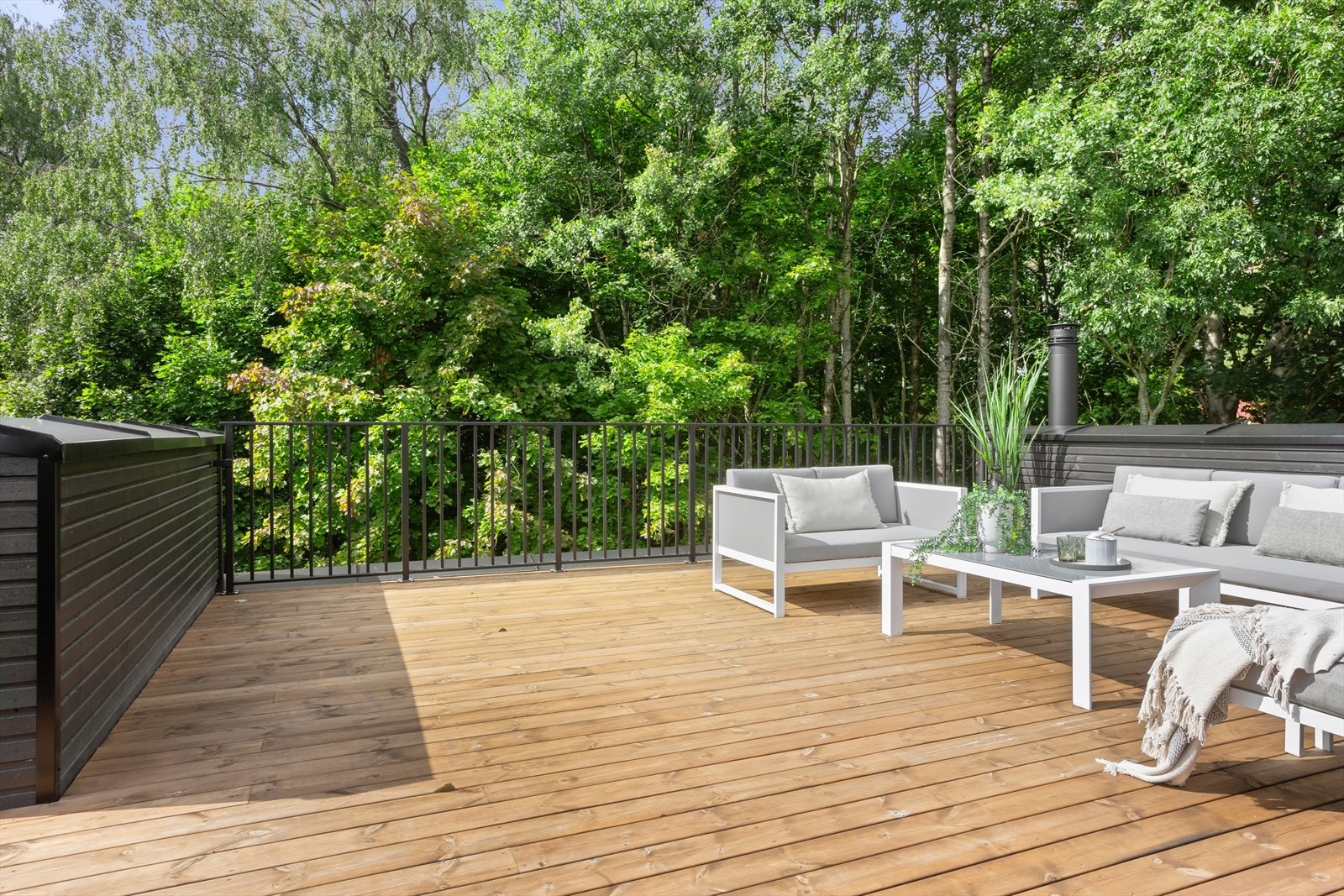 Grønne, frodige omgivelser setter stemingen på terassen. Galleribilde