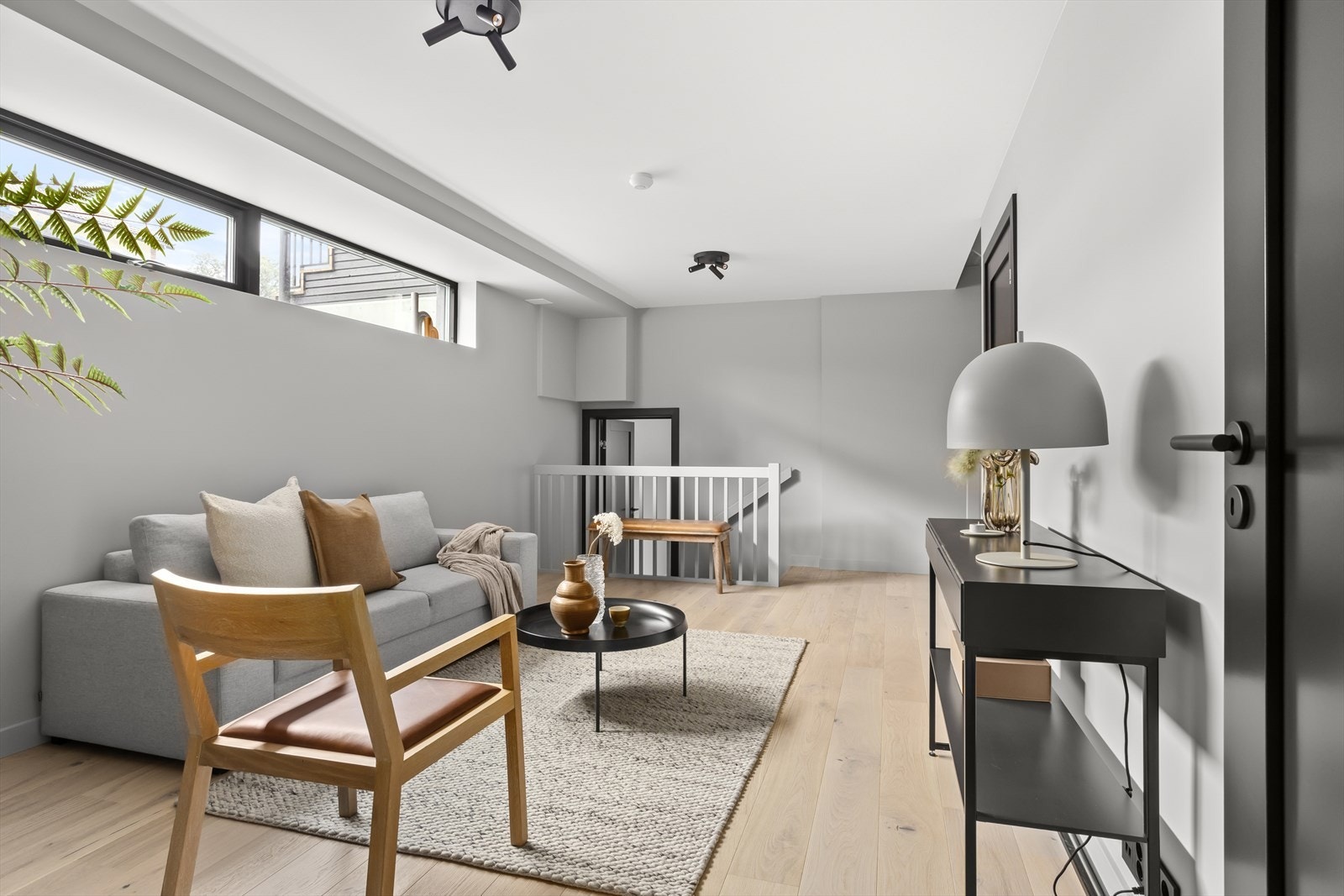 Lys og romslig kjellerstue med egen inngang. Det presiseres at rom i kjeller stylet som stue er godkjent/byggemeldt som gang. Galleribilde