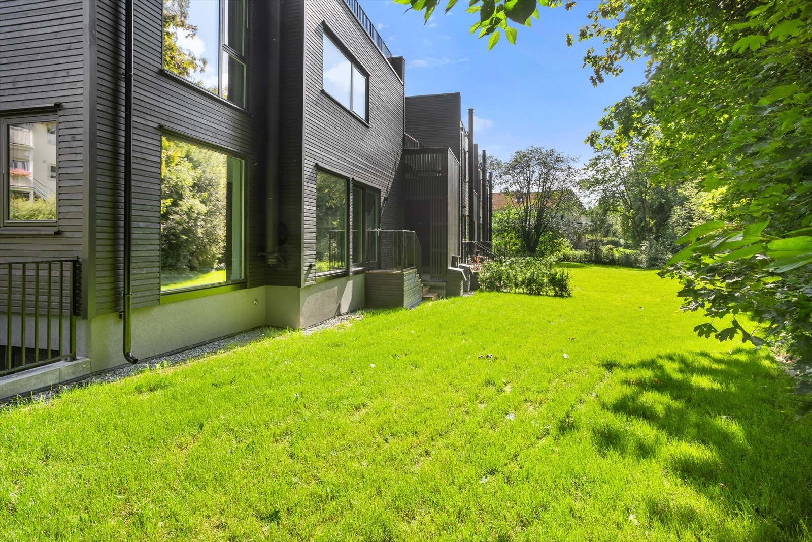 Den frodige uteplassen blir en naturlig forlengelse av boligen på sommerhalvåret. Galleribilde