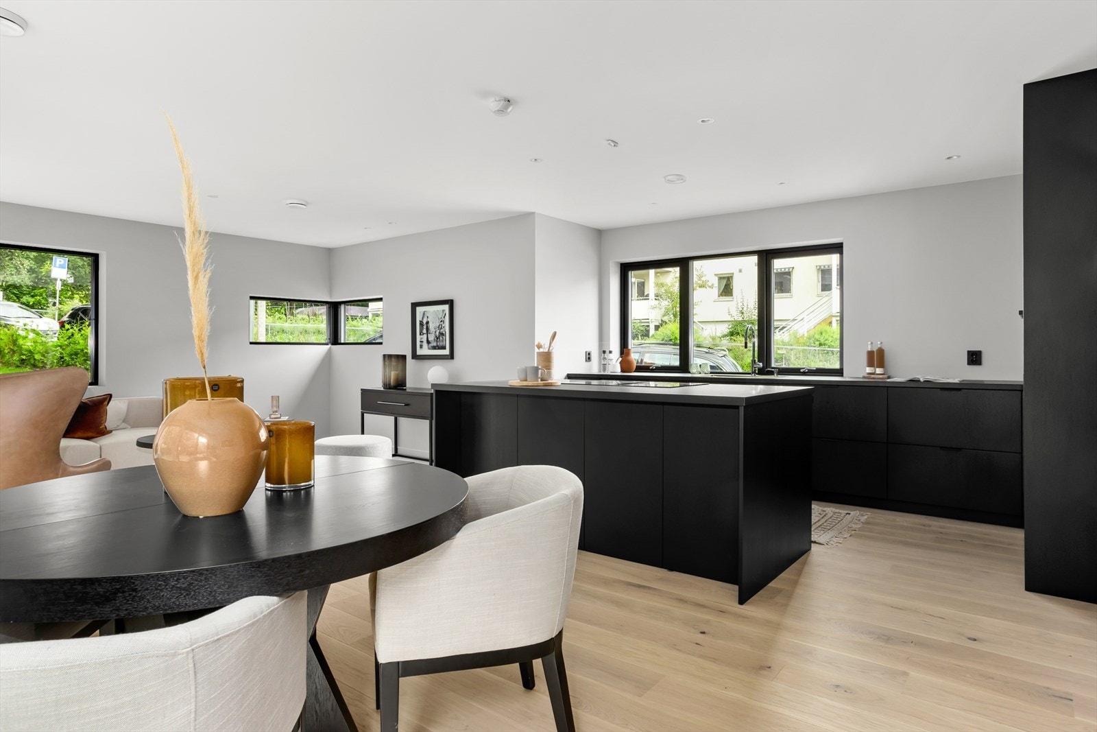 God plass til spisestue i tilknytning til kjøkkenet. Galleribilde